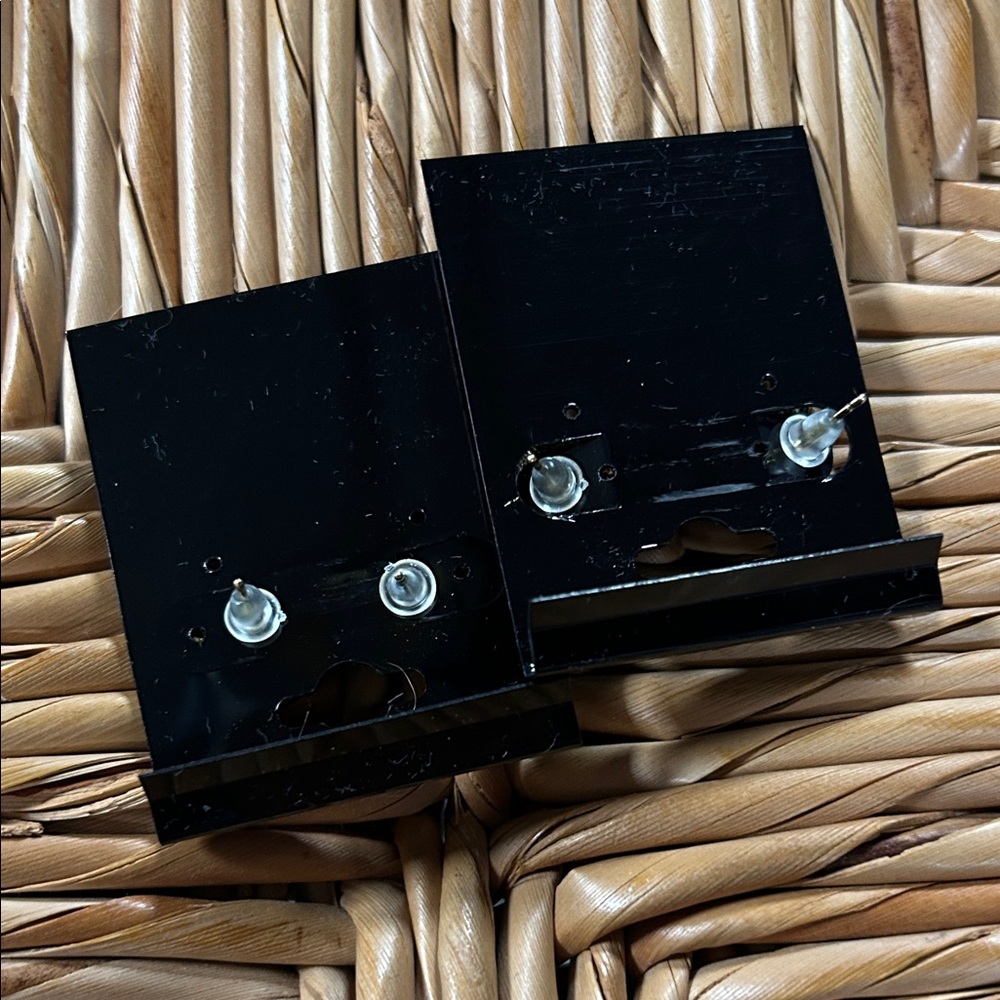 Green four leaf Clover stud Earrings - Picture 2 of 2